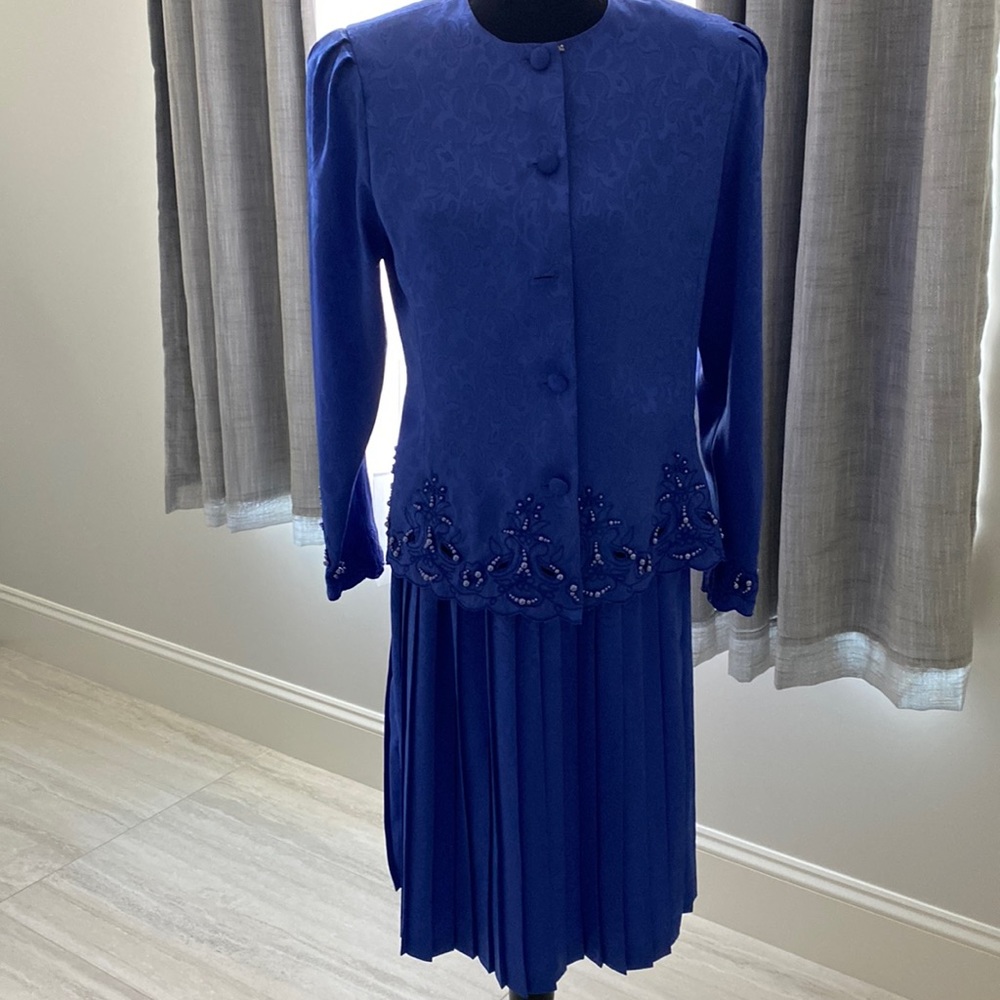 Womens gently used two piece blue.. Skirt and jacket in great shape.